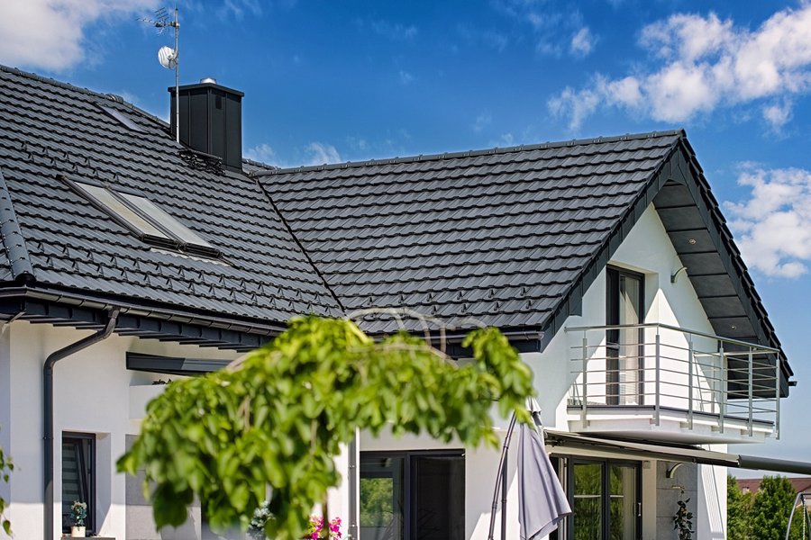 Jak ograniczyć koszty związane z położeniem dachu
